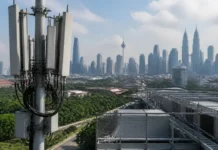 U Mobile Partners with OpenAI to Expand AI in Telecom Cellular antennas mounted on a rooftop with a modern city skyline in the distance, illustrating telecom infrastructure.